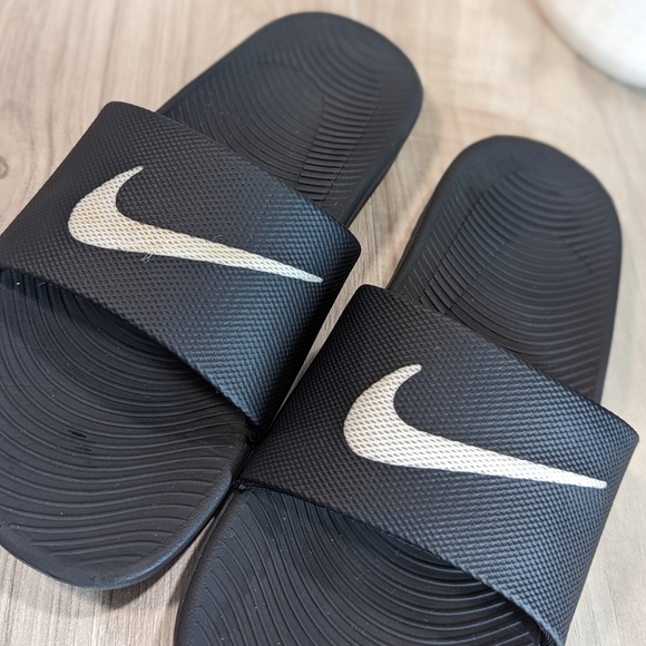 2017 Nike Junior Black White Kawa Slides Sandals Juniors size 6 - Picture 5 of 12